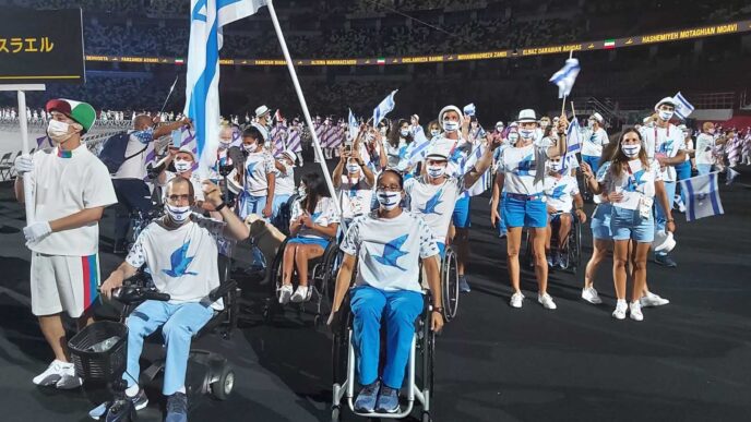 מורן סמואל ונדב לוי צועדים בראש משלחת ישראל, בטקס פתיחת המשחקים הפראלימפיים בטוקיו (צילום: הוועד הפראלימפי)