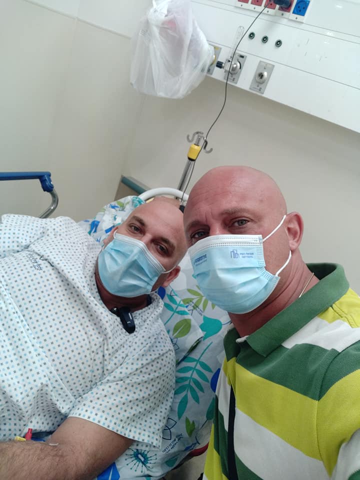 יו&quot;ר ארגון המנופאים דן ורשבסקי והעובד שהותקף איימן קדאח בבית החולים (קרדיט צילום פרטי)