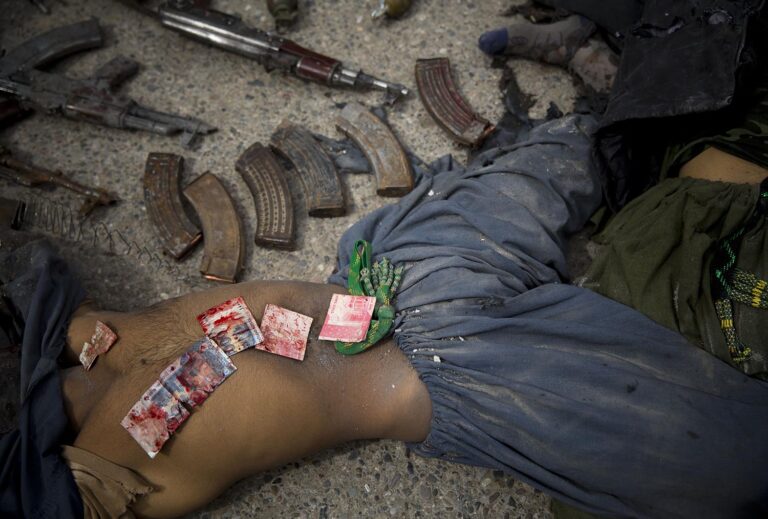 גופתו של מחבל מתאבד כוסתה בשטרות כסף פקיסטניים טבולים בדם. המשטרה מצאה אותם בכיסו לאחר מתקפה על מפקדת המודיעין האפגנית לשעבר במרכז קנדהאר ב-12 במרץ 2014. אנשי משטרה אמרו ששלושה מורדים שניסו להשתלט על המפקדה נהרגו בקרב יריות עם כוחות הביטחון . (AP Photo/Anja Niedringhaus)