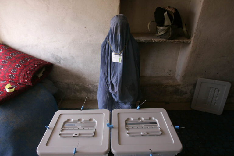 עובדת בקלפי ממתינה למצביעים בתחנת הצבעה בקנדהאר, בבחירות הראשונות לפרלמנט מזה שלושה עשורים, 18 בספטמבר 2005