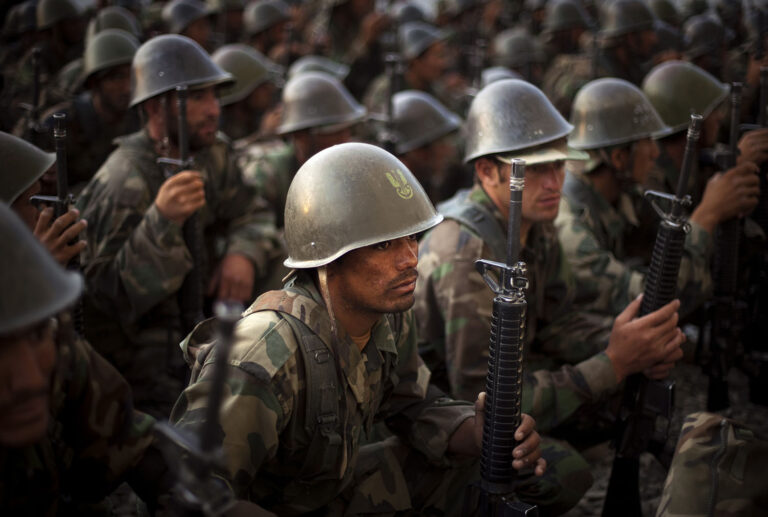 מתגייסים לצבא הלאומי האפגני מאזינים להסבר במרכז ההכשרה הצבאית בקאבול, 19 ביולי 2009 (AP Photo/Emilio Morenatti)