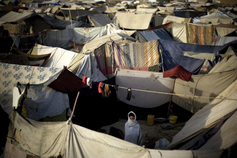אפגאן ניורחאן, בן 11, עומד ליד האוהל שלו במחנה הפליטים אפשאר בקאבול, 28 ביוני 2008 (. (AP Photo/Emilio Morenatti)