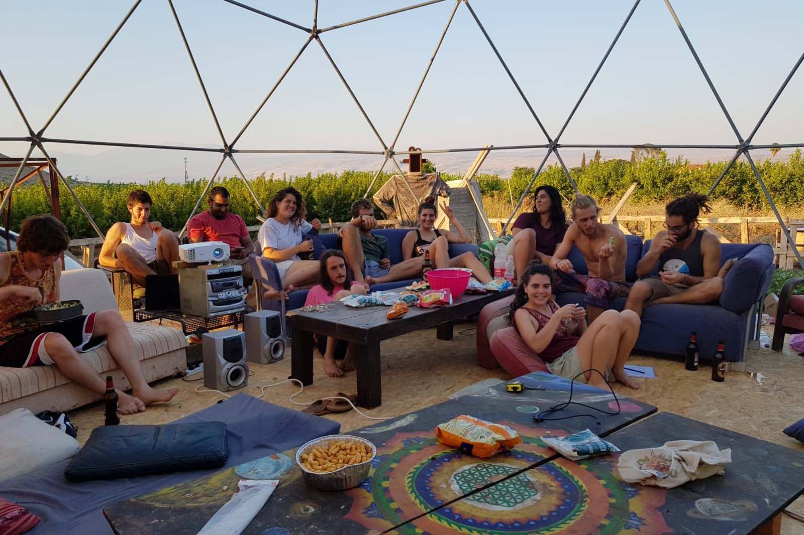 נחים בזולה. "על אף הפגיעה הקשה, העסק צלח את המשבר והחקלאים לא ניתקו עימם קשר, וימשיכו להזמין מהם עבודות" (צילום: קטיף גלילי)