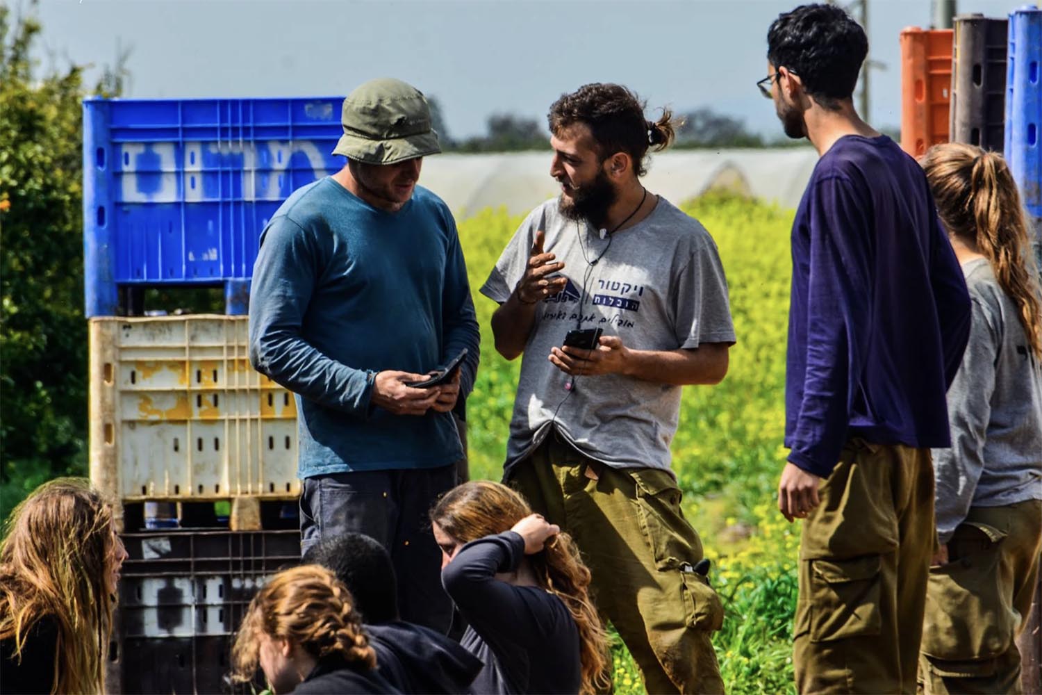 מנהל צוות העובדים עם חקלאי. "מנהלי הצוותים סוגרים מול החקלאים את העסקאות" (צילום: קטיף ישראלי)
