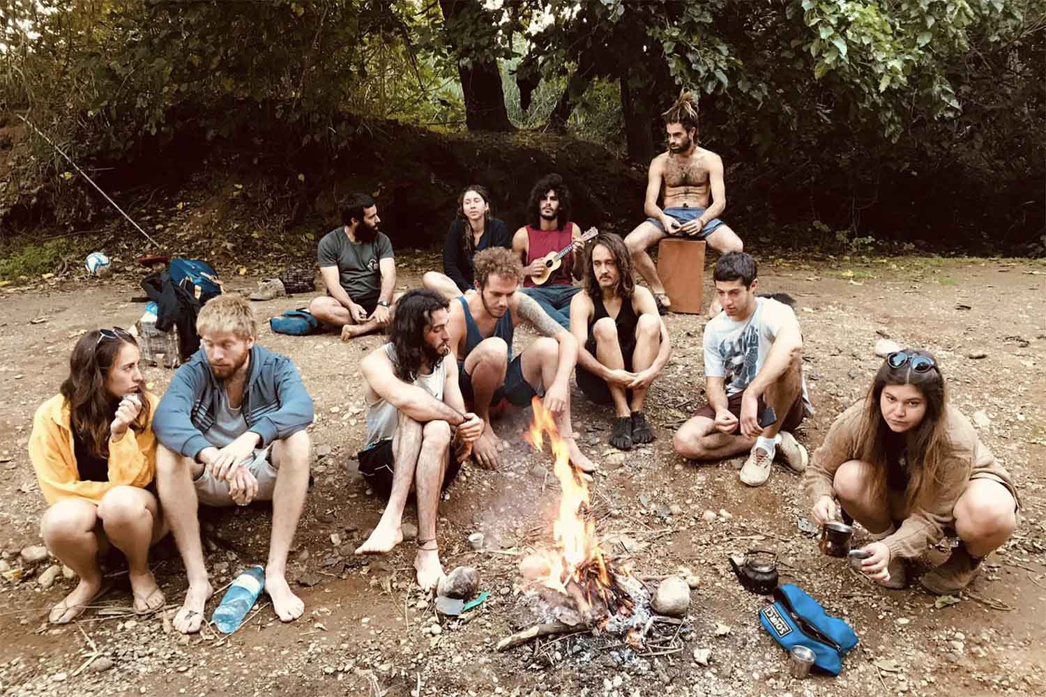 קפה מסביב למדורה. "הענף מתבסס על ראיסים שמביאים עובדים ופעמים רבות לא משלמים להם כראוי, לא מקפידים על שכר מינימום, זכויות סוציאליות, הפרשה פנסיונית" (צילום: קטיף ישראלי)