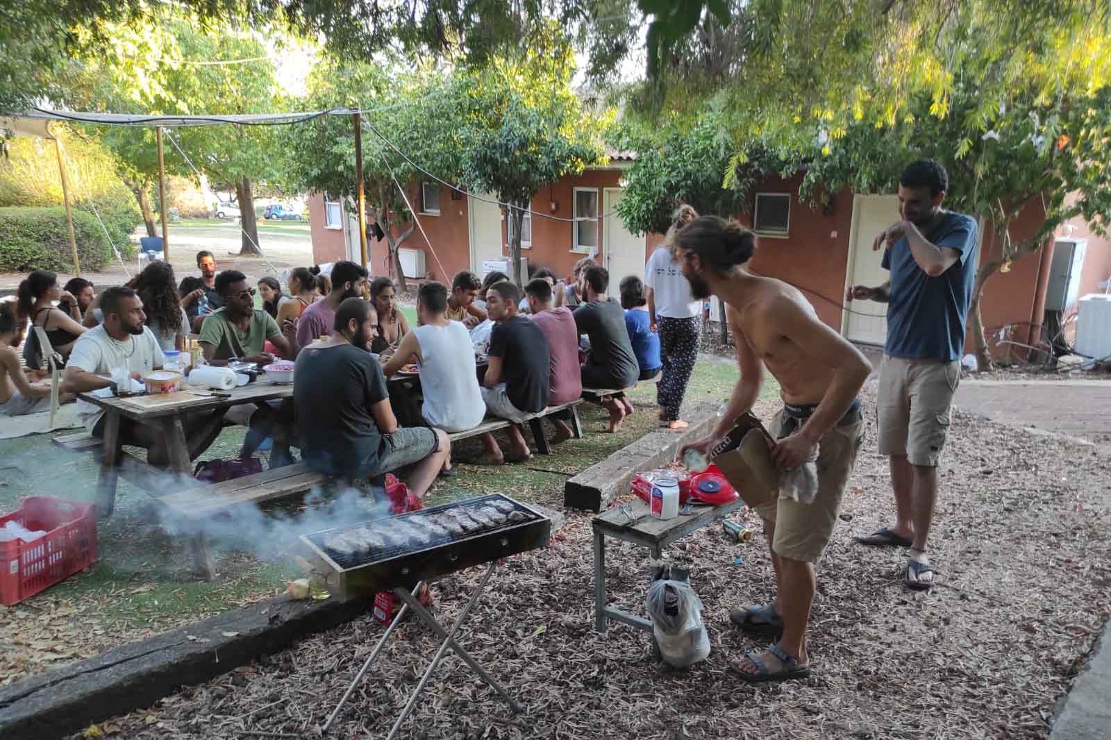 ערב 'על האש' במתחם המשותף. העובדים מנהלים תקציב חברתי לטובת פעילות פנאי ורווחה" (צילום: קטיף גלילי)