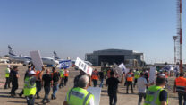 עובדי אל על מפגינים מול מטוס ראש הממשלה הממריא לפגישה עם נשיא ארה"ב (צילום: ועד עובדי אל על)