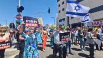 עובדי בתי החולים הציבוריים חוסמים את התנועה בסמוך למשרד הבריאות בירושלים (צילום: דפנה איזברוך)