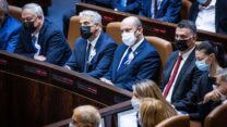 ראשי קואליציית בנט-לפיד בכנסת. קרנות הפנסיה הן אחד מהצברי ההון הגדולים במשק: האם ישמשו לפיתוח המשק או ייזרקו לבורסות העולם? (צילום: יונתן סינדל, פלאש 90)