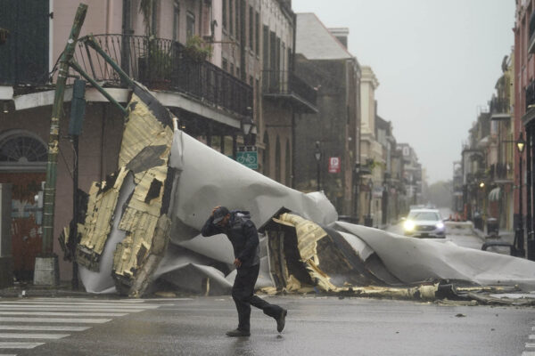 הוריקן "אידה" מכה בלואיזיאנה (צילום: AP Photo/Eric Gay)