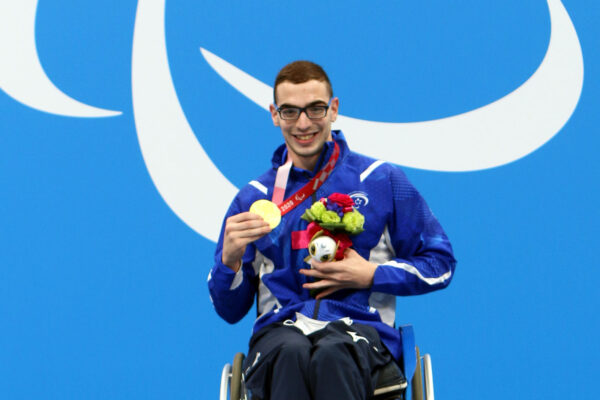 עמי דדאון עם מדליית הזהב במשחקים הפראלימפיים בטוקיו (צילום: קרן איזקסון, הוועד הפראלימפי בישראל)