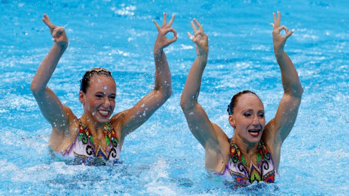 עדן בלכר ושלי בובריצקי בתחרות השחייה האמנותית בטוקיו (צילום: סימונה קסטרווילארי, הוועד האולימפי בישראל)