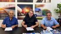 הסכם קיבוצי חדש לחברת מטרופולין: יו"ר הוועד הארצי של עובדי המינהל במטרופולין רפי בן גיגי, יו"ר איגוד עובדי התחבורה בהסתדרות אבי אדרי, מנהל חטיבת התחבורה הציבורית באיגוד עובדי התחבורה דורון עזרא (באדיבות דוברות ההסתדרות)