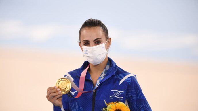 לינוי אשרם עם מדליית הזהב האולימפית בהתעמלות אמנותית (עמית שיסל, הוועד האולימפי בישראל)