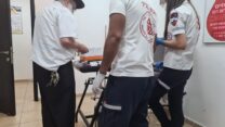 נבדקים בבדיקות מהירות מצלמים את ערכות הבדיקה שלהם בתחנת מד"א בטבריה, בעקבות תקלה במערכת שליחת ההודעות על תוצאות הבדיקה (צילום: דפנה איזברוך)