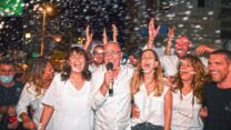 אלי לנקרי חוגג את נצחונו בבחירות המיוחדות לראשות עיריית אילת. (צילום: יוד צילומים)