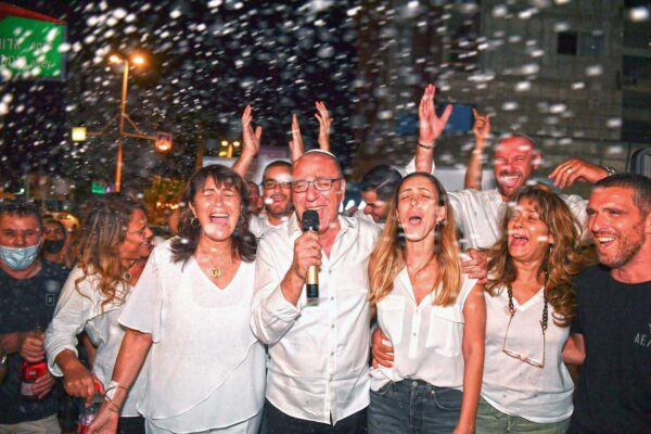 אלי לנקרי חוגג את נצחונו בבחירות המיוחדות לראשות עיריית אילת. (צילום: יוד צילומים)