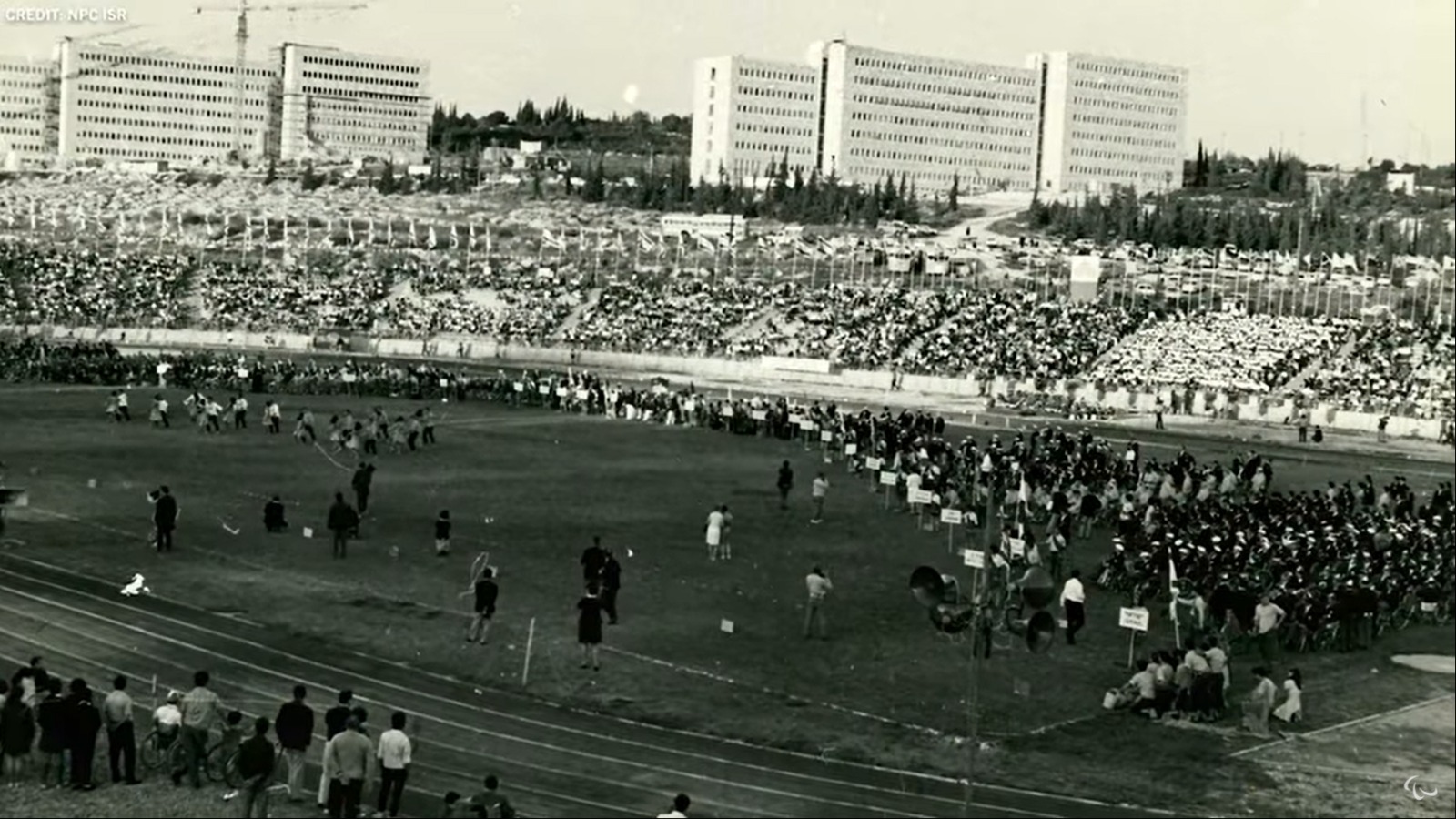 حفل افتتاح الألعاب البارالمبية في إسرائيل 1968، في إستاد ألعاب القوى في چڤعات رم، القدس (تصوير شاشة: يوتيوب الجنة البارالمبية الدولية)