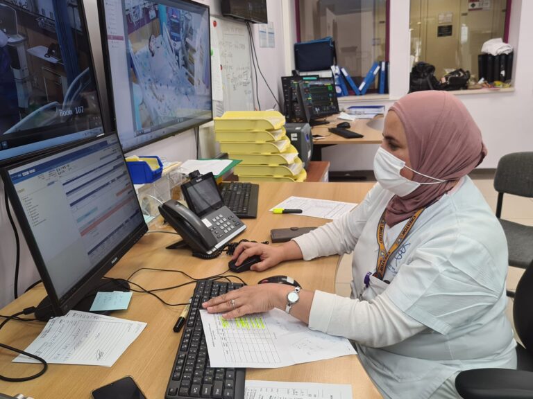 Ahlam Abu Hamida, a nurse in the Corona Intensive Care Unit, works on a computer. (Photo: Dafna Eisbruch)