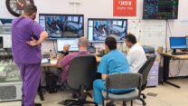 ישיבת צוות במחלקת טיפול נמרץ קורונה (צילום: דפנה איזברוך)