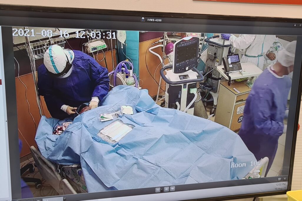אנשי צוות מטפלים בחולה קורונה בבית החולים לגליל בנהריה (צילום: דפנה איזברוך)
