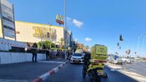 זירת הרצח סמוך לקניון הזהב בראשל״צ (קרדיט: תיעוד מבצעי מד״א)