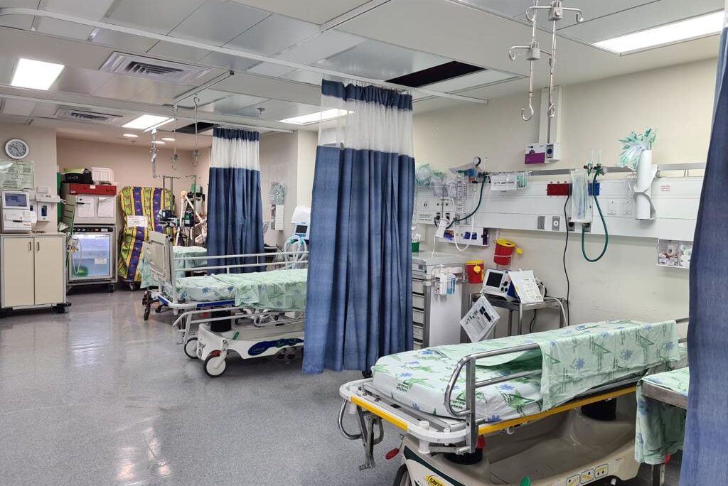 מיטות אשפוז ריקות בבית החולים לניאדו בנתניה, הפועל במתכונת חירום (ללא קרדיט)