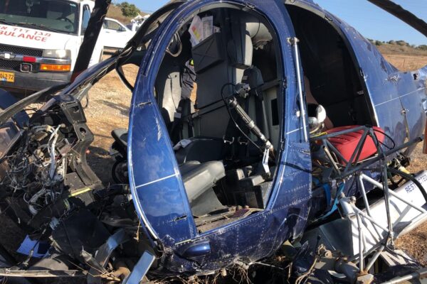 המסוק שהתרסק ליד היישוב רגבים (צילום: דוברות המשטרה)