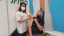 הרצל נפתלי, בן 67, מקבל מנת חיסון שלישית נגד קורונה מהאחות שירין סמארה במתחם החיסונים של כללית בקניון רננים ברעננה  (צילום: דוברות מחוז שרון שומרון בכללית)