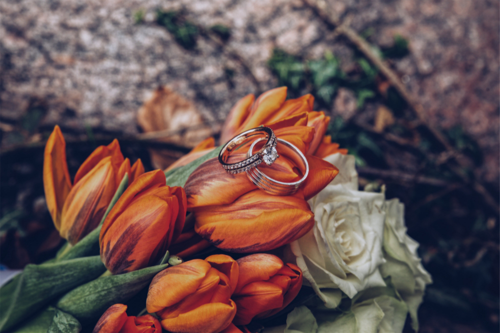 selective-closeup-shot-silver-diamond-rings-orange-tulips-white-roses צילום:freepik