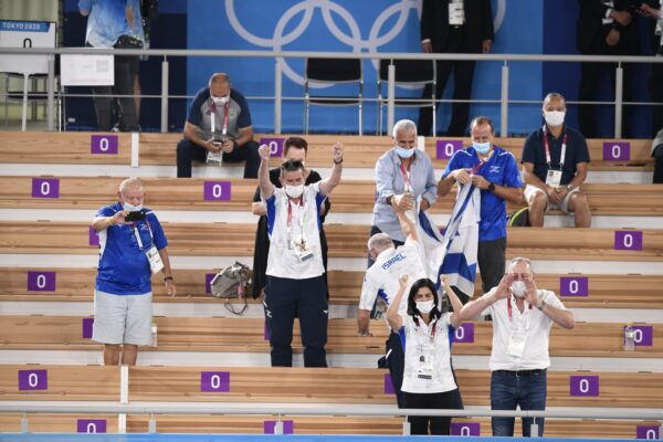 חברי המשלחת מעודדים את ארטיום דולגופיאט בטוקיו 2020 (צילום: עמית שיסל, הוועד האולימפי בישראל)