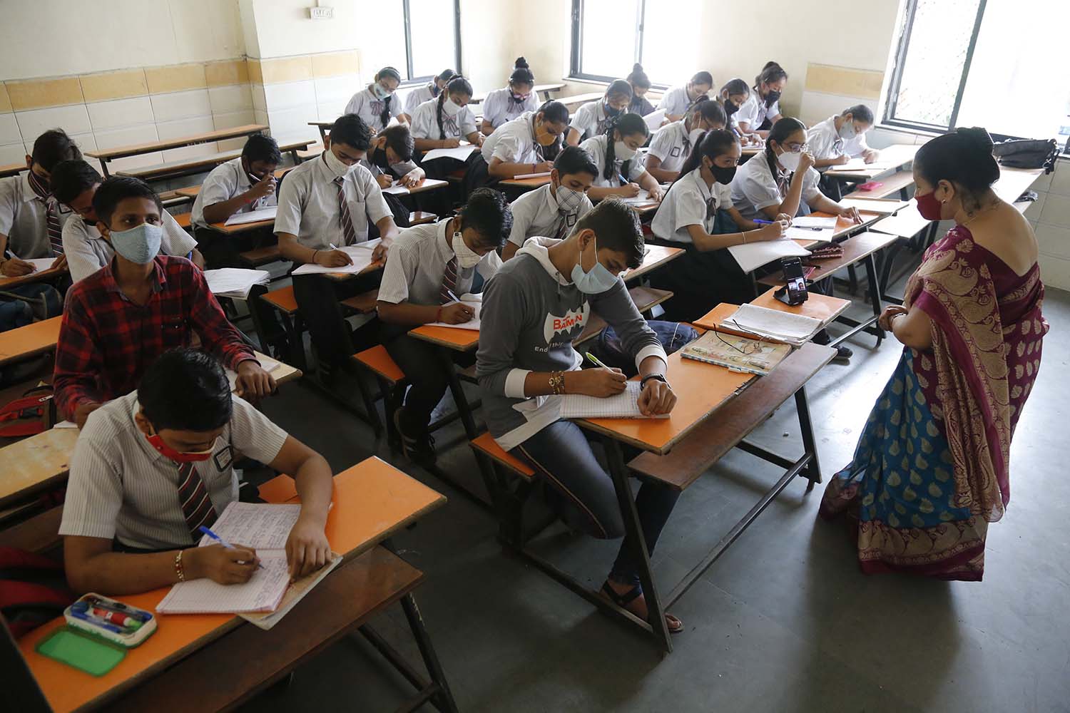 היום הראשון ללימודים בהודו (צילום: AP Photo/Ajit Solanki)