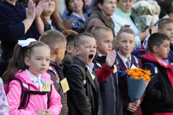 היום הראשון ללימודים ברוסיה (צילום: AP Photo/Dmitri Lovetsky)