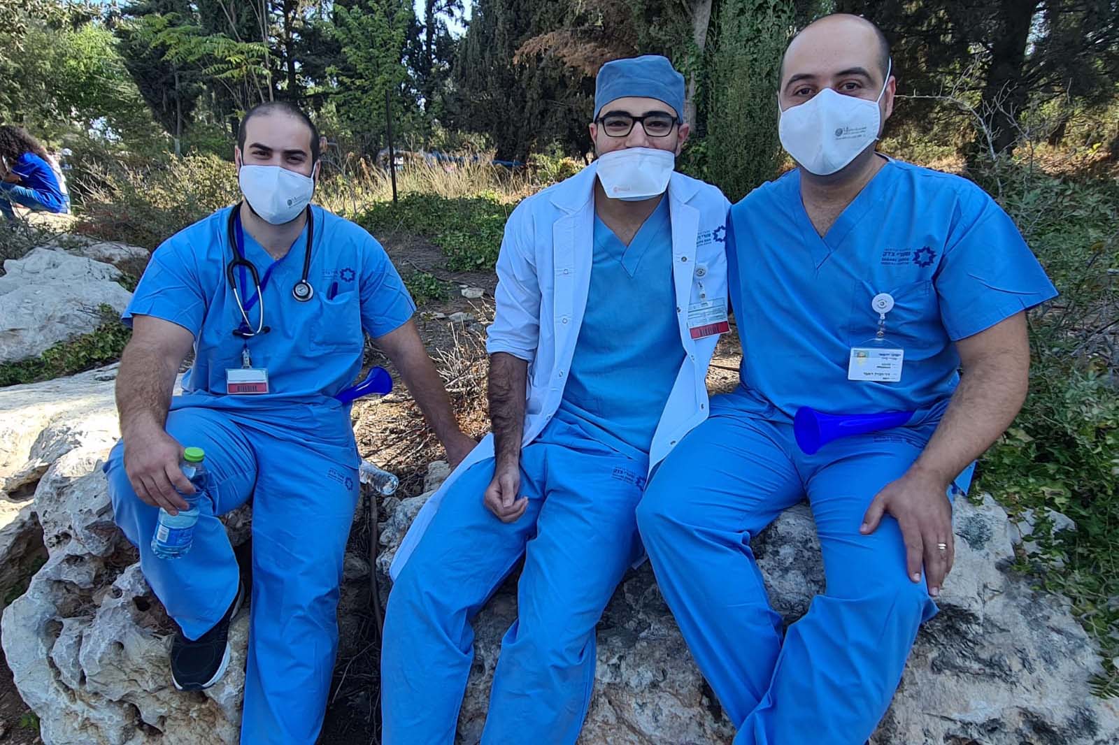 ואסים מוחארב (במרכז), רופא מרדים בשערי צדק (צילום: דפנה איזברוך)