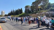 עובדי בתי החולים הציבוריים צועדים מול הכנסת (צילום: דפנה איזברוך)