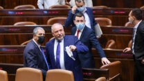 שר האוצר אביגדור ליברמן (למטה מימין) משוחח עם יו"ר הכנסת מיקי לוי במהלך דיוני התקציב במליאת הכנסת (צילום: דוברות הכנסת / נועם מושקוביץ)