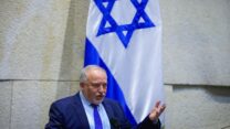 אביגדור ליברמן מציג את תקציב 2021-2022 בכנסת (צילום: אוליבייה פיטוסי/פלאש90)