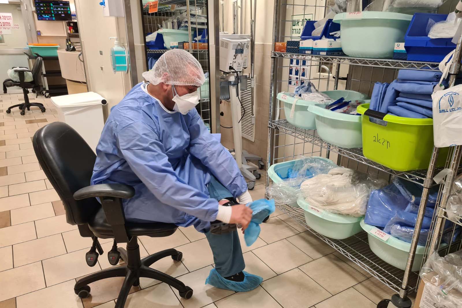 טכנולוג האקמו איתן ויזגן מתמגן לקראת כניסה ליחידת טיפול נמרץ קורונה (צילום: דפנה איזברוך)