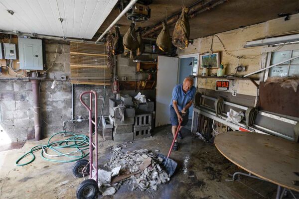 ג'ובאני ווזה ריפא מנקה את המרתף של נכס שבבעלותו, יום שישי, 3 בספטמבר, 2021, ממארונק, ניו יורק 
(צילום: AP Photo/Mary Altaffer)