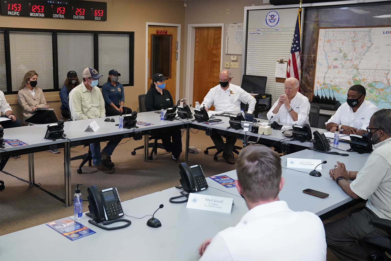 הנשיא ג'ו ביידן משתתף בתדרוך אודות התגובה לנזקים שנגרמו על ידי הוריקן אידה, במרכז הפעולות החירום של סנט ג'ון פאריש, ביום שישי, 3 בספטמבר, 2021, בלאפלאס (צילום: AP Photo/Evan Vucci)