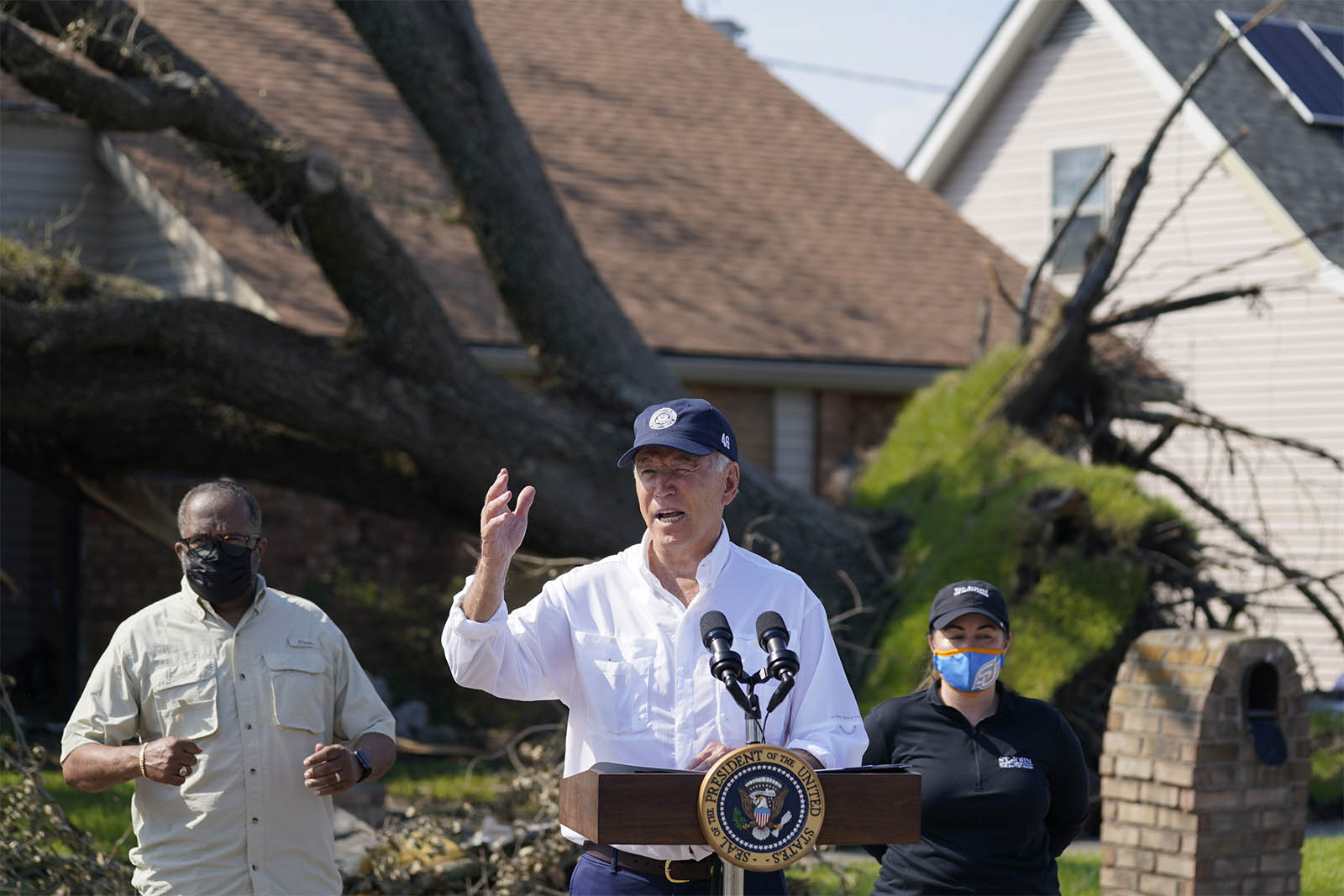 הנשיא ג'ו ביידן מדבר תוך כדי סיור בשכונה שנפגעה מהוריקן אידה, ביום שישי, 3 בספטמבר, 2021, בלפלאס (צילום: AP Photo/Evan Vucci)
