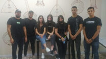 מימין לשמאל: חבריו של אנאס אלוחוואח בתנועת אג'יאל: סולימאן אטורי, סאפי שעאבן,  עאדן, רוסול זבידה, מלק אלשמאלי, חמד,  המדריך: איהב אבו רביע (צילום: יהל פרג')