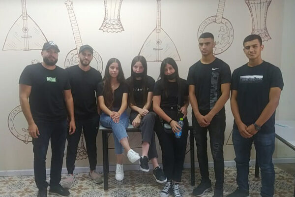 מימין לשמאל: חבריו של אנאס אלוחוואח בתנועת אג'יאל: סולימאן אטורי, סאפי שעאבן,  עאדן, רוסול זבידה, מלק אלשמאלי, חמד,  המדריך: איהב אבו רביע (צילום: יהל פרג')