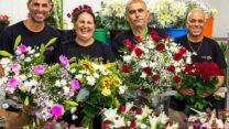 משפחת מולאי: ברק (משמאל), רבקה ושלמה. לצדם כמאל. מהראשונים בארץ שגידלו ורדים (צילום: אלבום פרטי)