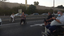 פעילי מאבק הנכים חוסמים את התנועה בכביש 4. (צילום: דוברות קבוצות מאבק הנכים)