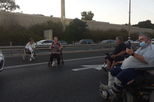 פעילי מאבק הנכים חוסמים את התנועה בכביש 4. (צילום: דוברות קבוצות מאבק הנכים)
