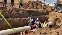 עבודות במקום הדליפה בצינור קצא"א סמוך למושב משען. (צילום: המשרד להגנת הסביבה)