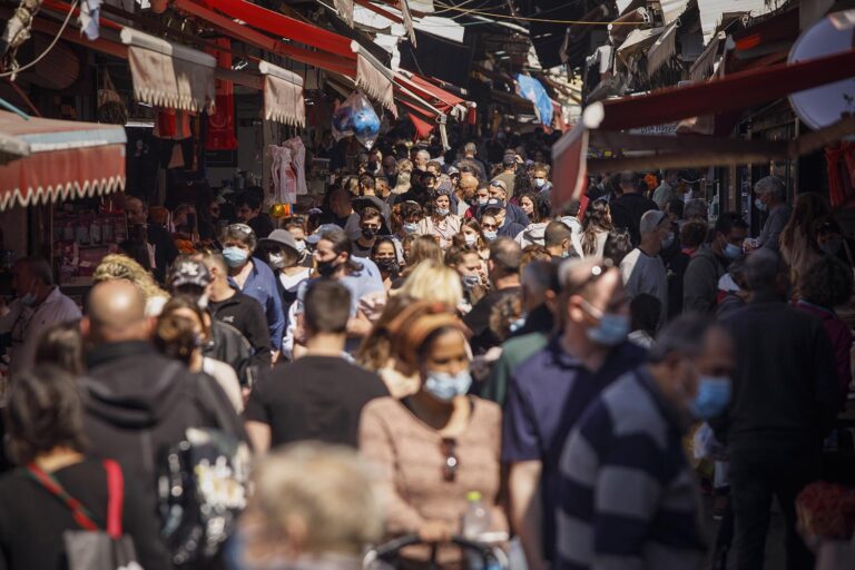 מחוסנים ונוהרים, השווקים שוב מלאים (צילום: Kobi Wolf/Bloomberg via Getty Images)