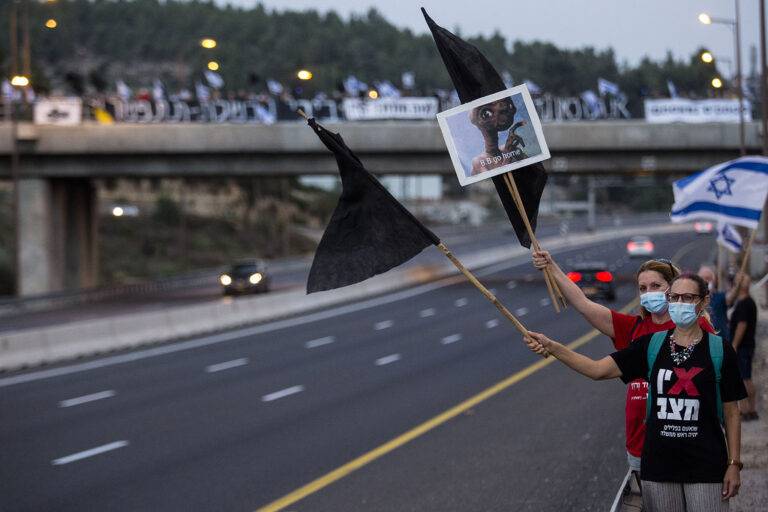 הגשרים התמלאו במפגינים (צילום: Amir Levy/Getty Images)