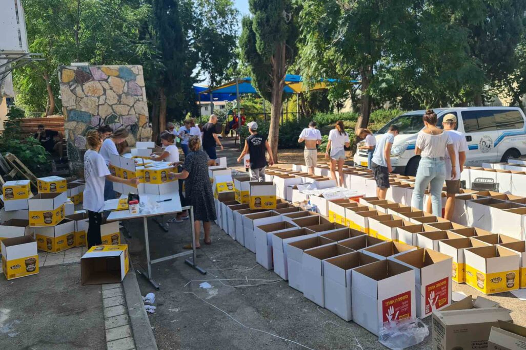 אריזת חבילות מזון בעמותת יד עזר לחבר בחיפה (צילום: עמותת יד לחבר)